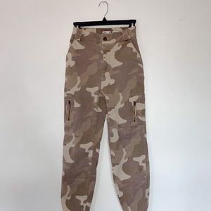 Hollister Pants & Jumpsuits Hollister Beige Camo Cargo Pants Size XS